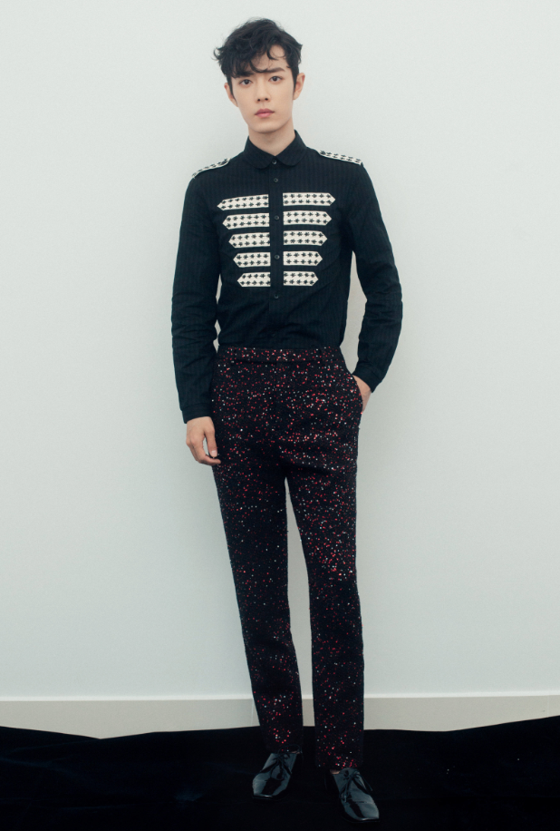 肖战穿卫衣叠搭衬衫现身当他露腰的那一刻网友馋他的身子