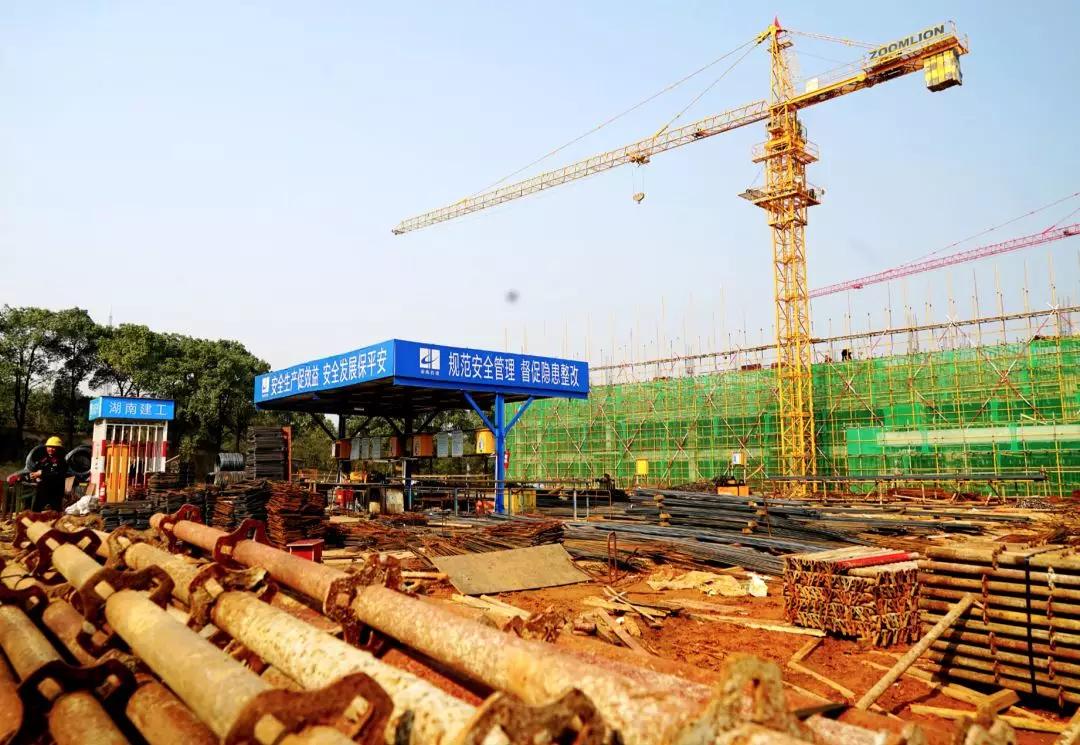 走进位于长沙湘江新区香山大学城的新校区建设工地,一派如火如荼的