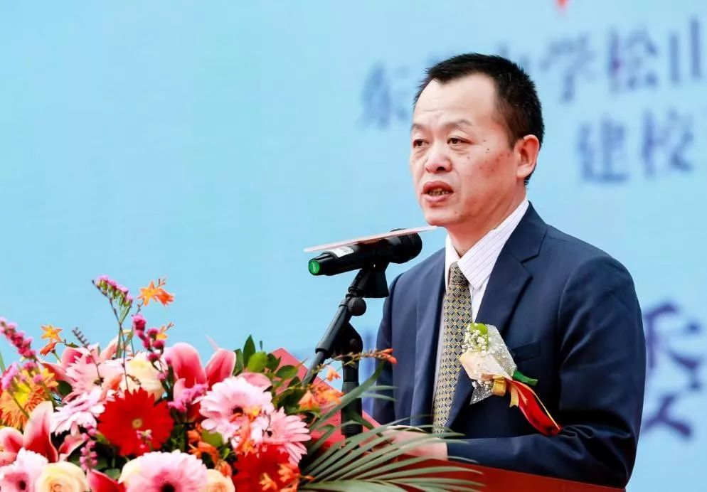 东莞中学松山湖学校(集团)石排中学校长柴松方在致辞中表示,排中人有