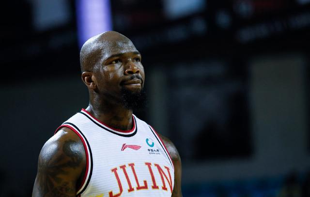 那琼斯应该是3号位;如果2号位的姜伟泽不在场(姜宇星或者柴长易在场)