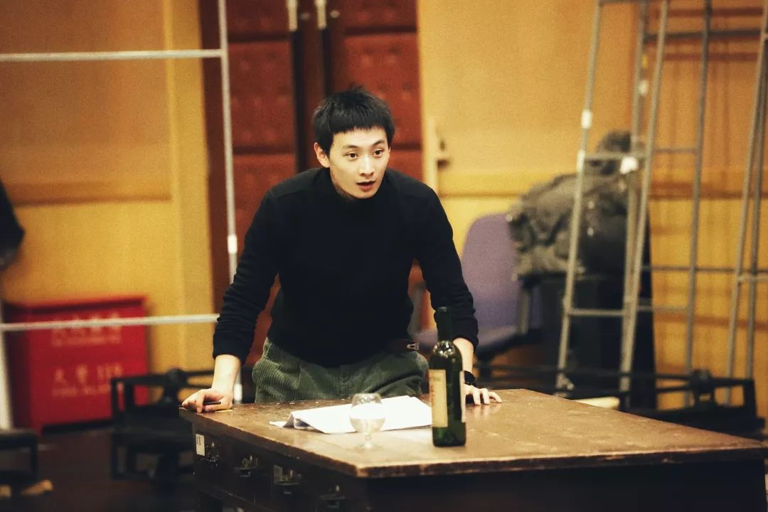 青年演员李越饰演让的李越虽然是今年刚刚进入北京人艺的青年演 