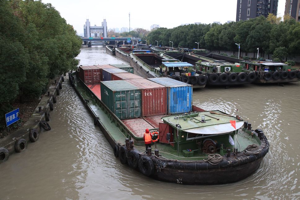 首次杭甬运河宁波段迎来集装箱货轮
