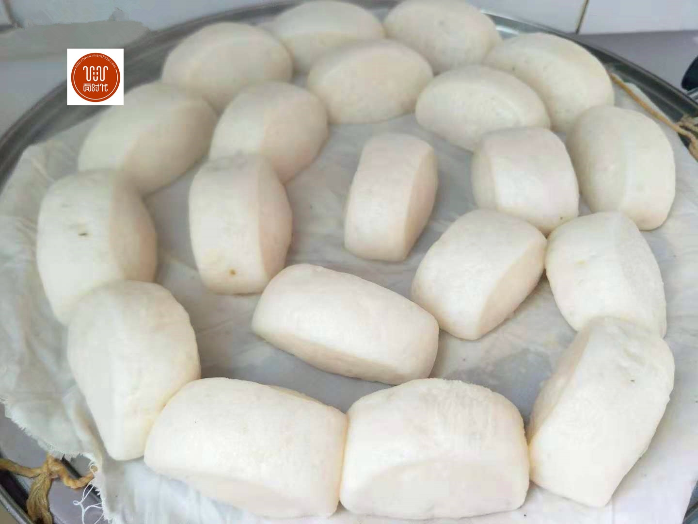 9,蒸好的小馒头白白的,软绵绵的,特别柔软.