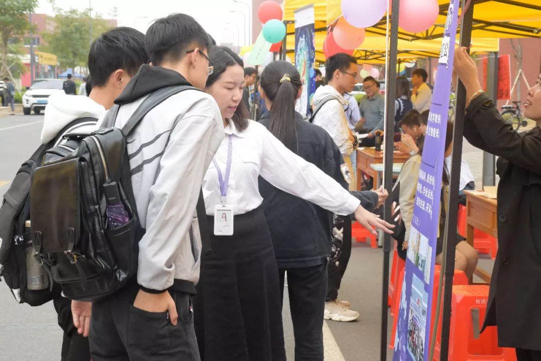 寻找兼职的商家伴随着大家共同努力,积极配合下,招聘会现场布置完毕