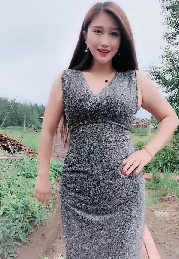 时尚田野性感小少妇身姿丰腴穿修身连衣裙网友尽显女人味