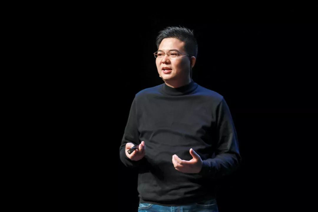 商学院院长莫思先生欢迎致辞,然后足行健创始人吴兴良先生隆重登场