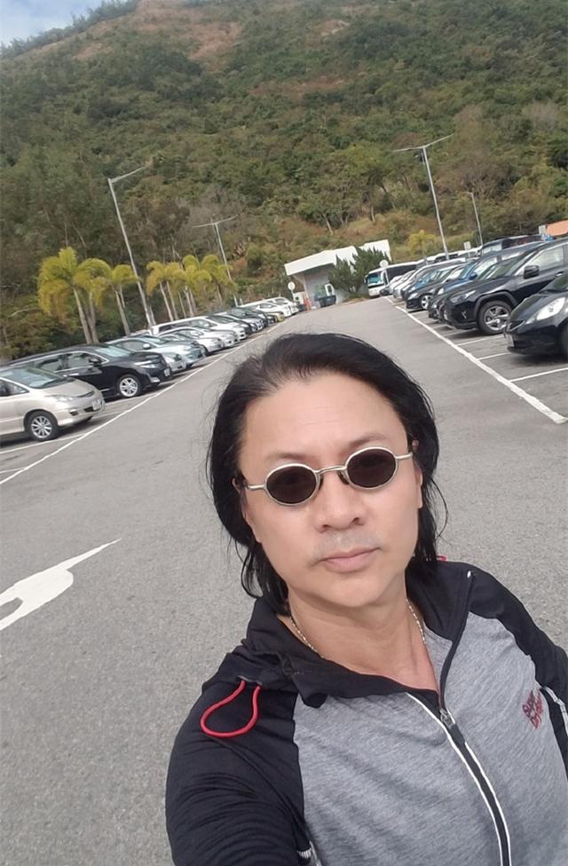 原创55岁尹天照近照曝光发际线高耸略显老卖房救患病妻子让人动容