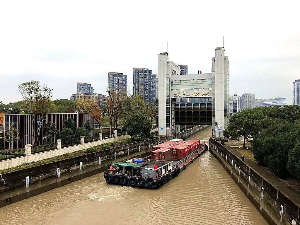 杭甬运河宁波段首开集装箱船!不但低碳,还比公路运费省很多……_绍兴