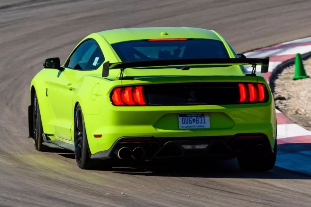 8万人民币),而从事发图片能看到,事故绿色的gt500装配了一条碳纤大