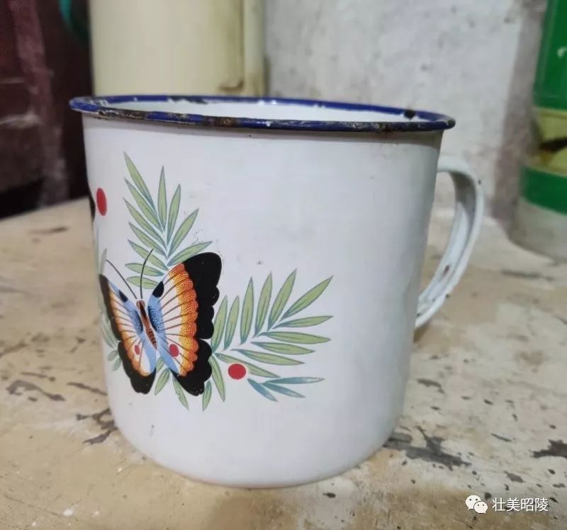 吃饭时,大家从开水房用搪瓷缸子或者碗打来开水,然后把馍掰成块儿,泡