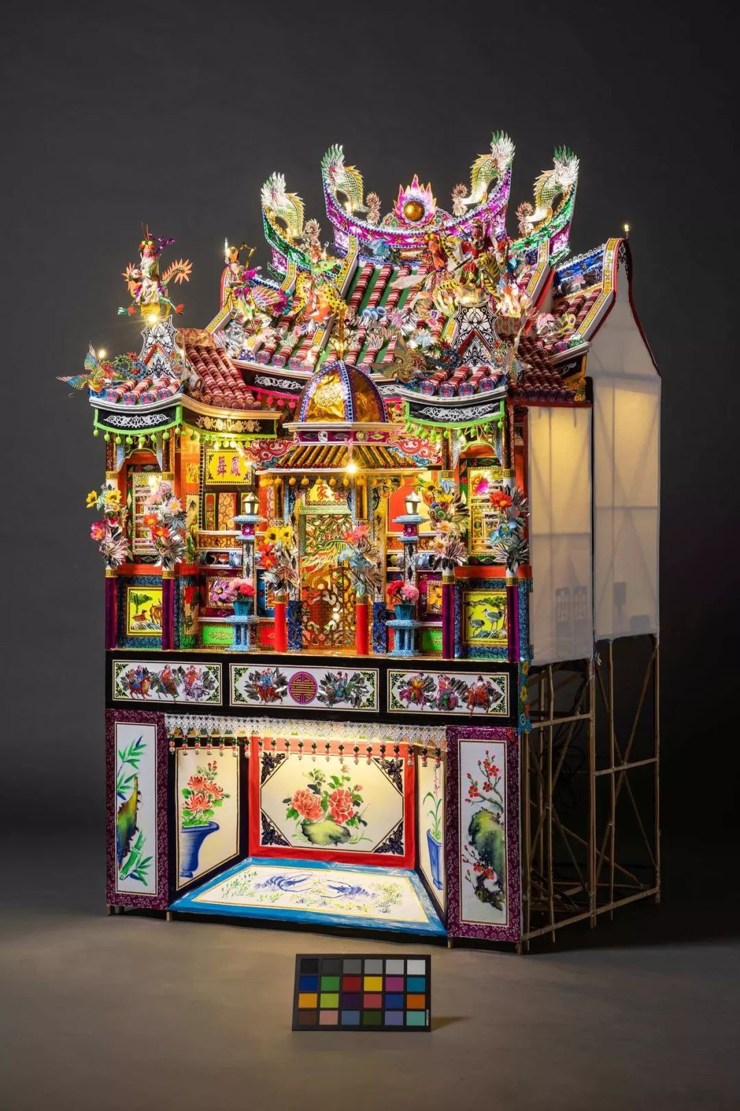 中国人烧给死人的纸扎被法国人拿去做展览百万老外围观太浪漫了