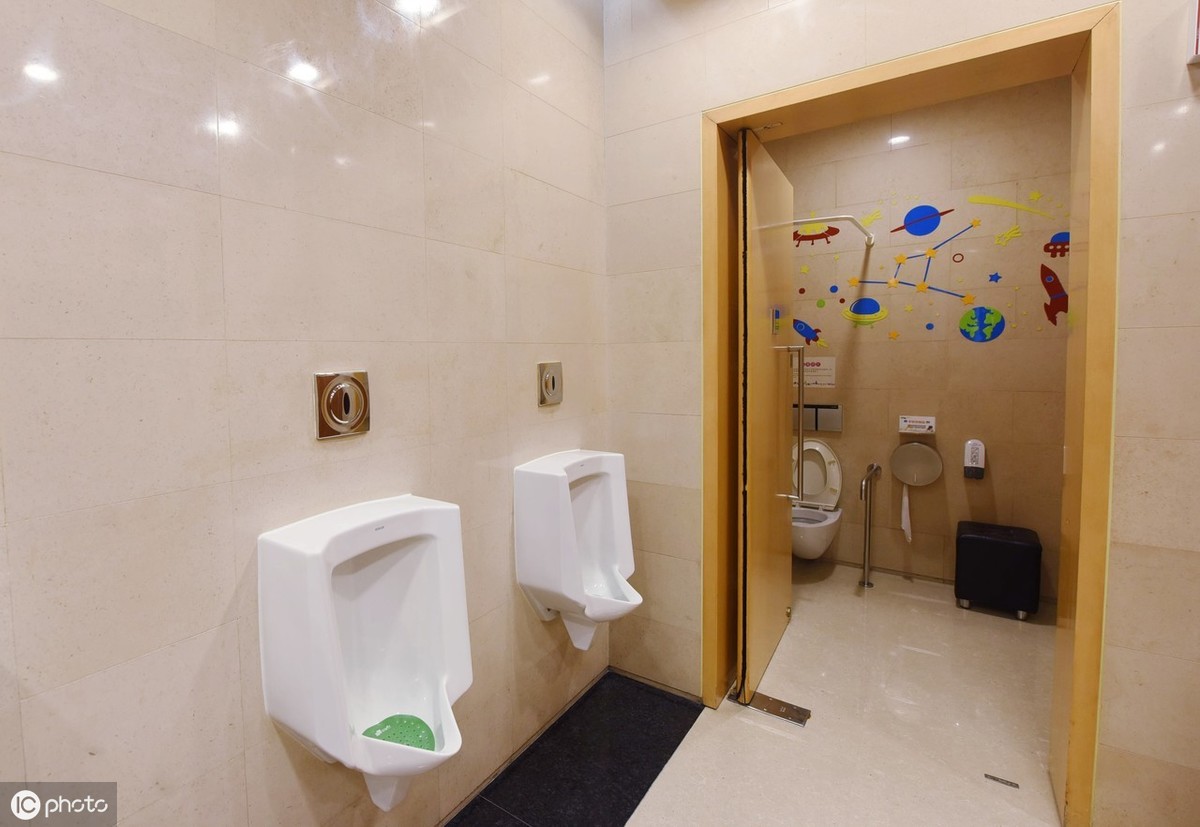 也就是说,想要顺利到达母婴间给婴儿喂奶,必须穿过有小便器的男厕所.