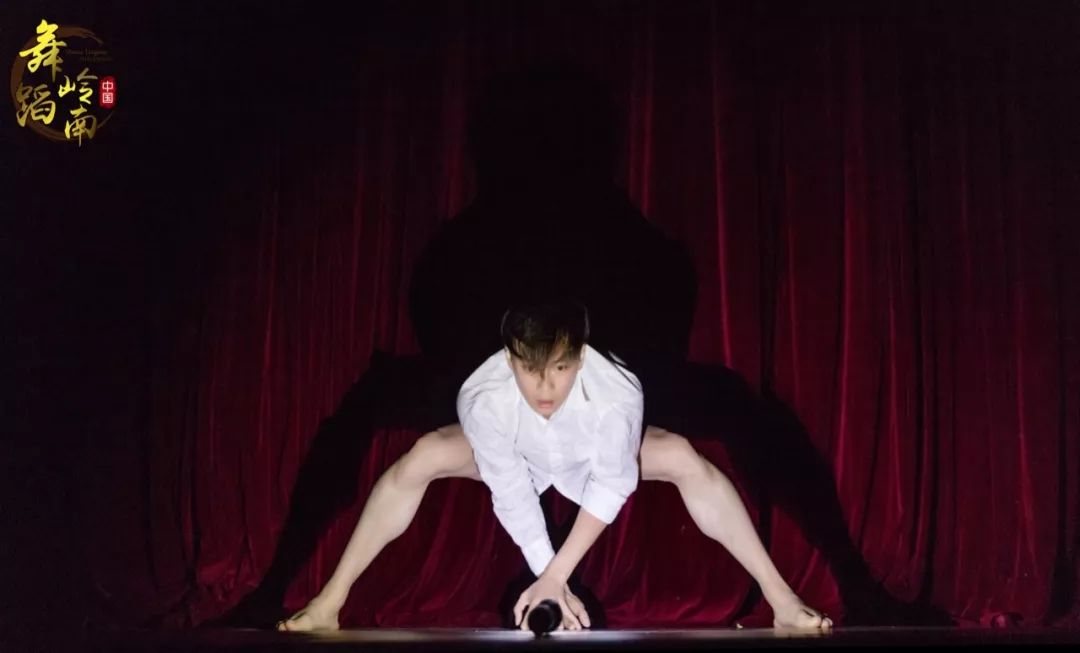 蓝盔行动》表演单位:广东歌舞剧院有限公司编导:石泉 齐奇演员:王闵瑞