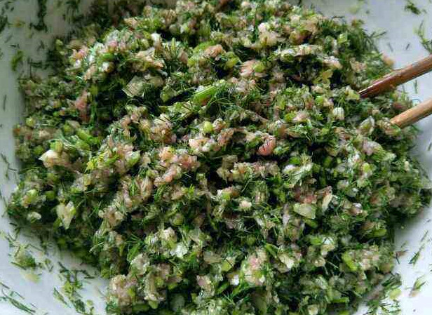 猪肉茴香馅3,顺时针方向搅拌即可2,往菜盆中加入盐,十三香,芝麻油