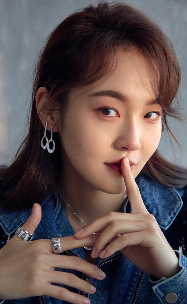 这次,一组张佳宁的写真照曝光了,只见她身牛仔装外穿"收腹装",个性又