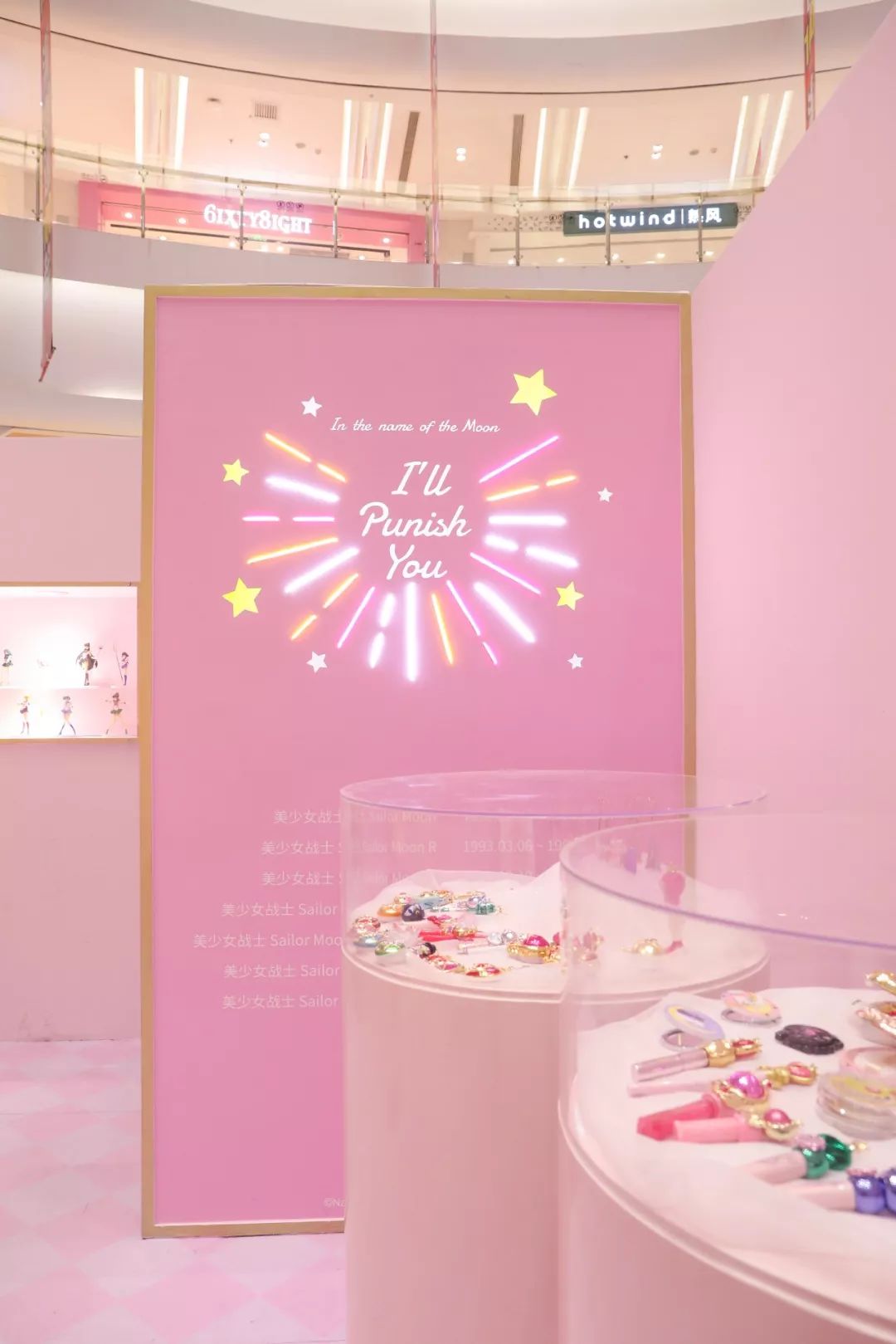 玫瑰花簇拥的完婚场景也被搬到了现场,还原漫画中安迪米欧王子和倩尼