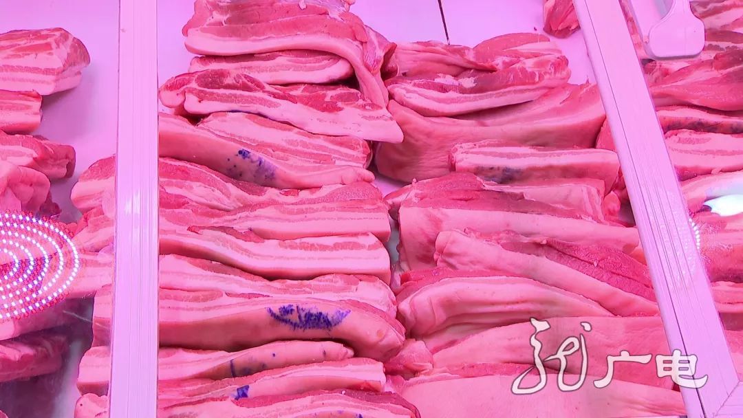 每产低于8头的母猪我们就及时淘汰,并大量的补充后备母猪,育肥舍的