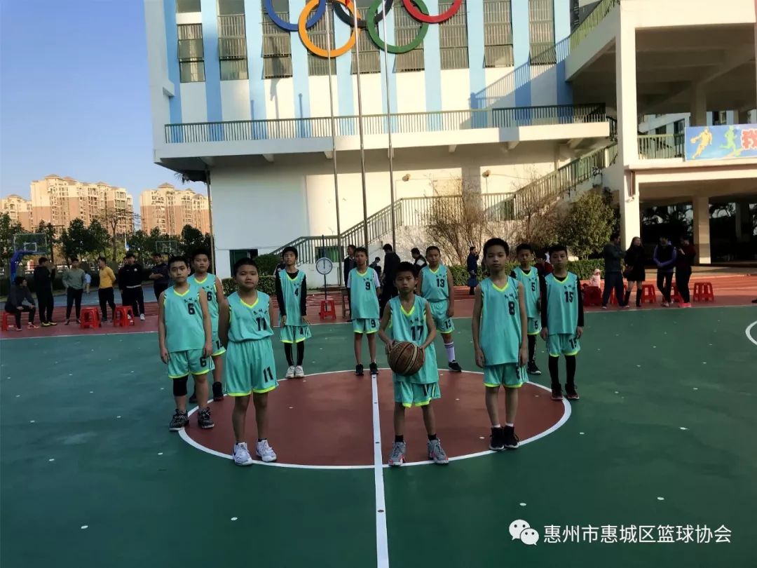 出席开幕式的领导与嘉宾合影留念 比赛地点:惠州市南坛小学实验学校