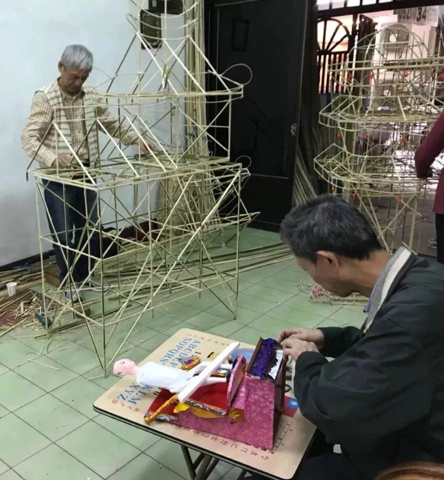 中国人烧给死人的纸扎被法国人拿去做展览百万老外围观太浪漫了