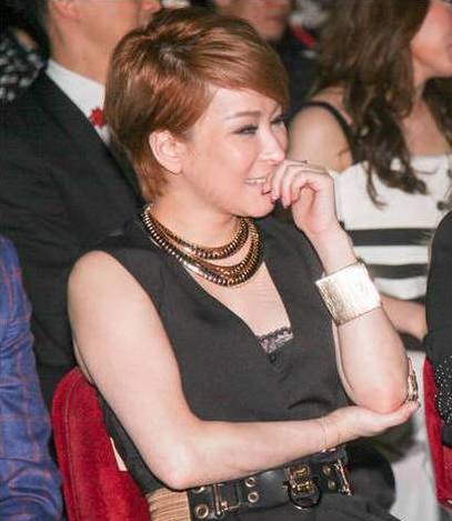 如今却整容进化成了真人版巫婆?