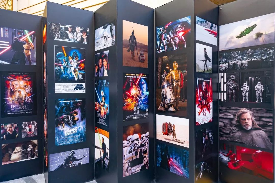 在星战世界兜转一圈极具视觉冲击力的大型海报墙滚动播放的影片预告将