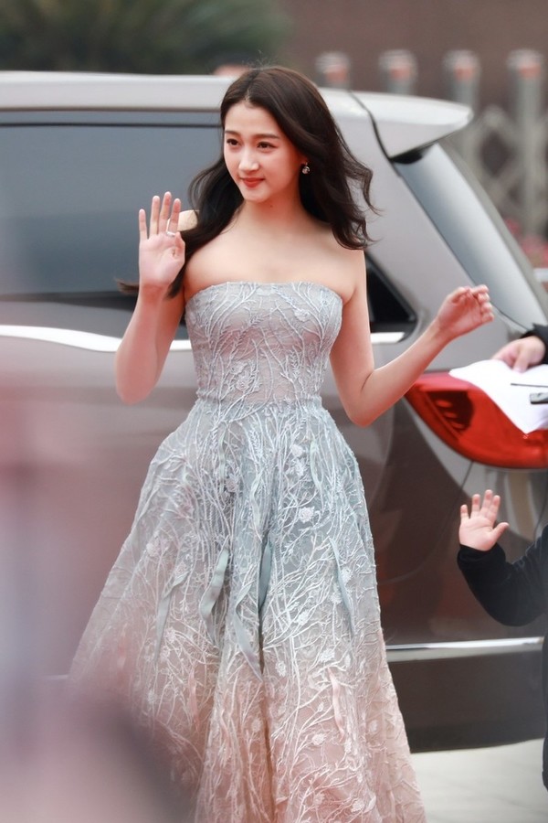 原创太尴尬了!关晓彤穿礼服勒出那么多肉,却还是给人感觉没有胸