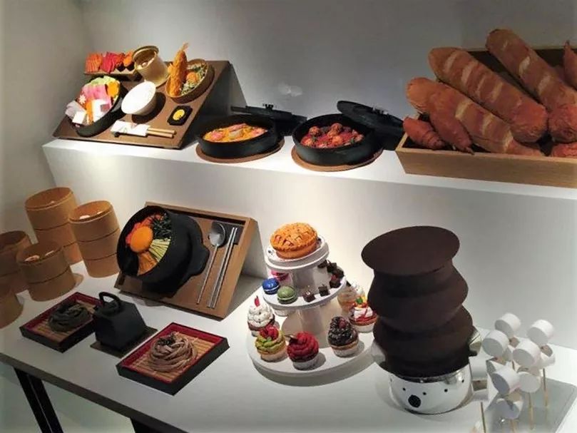 中国人烧给死人的纸扎被法国人拿去做展览百万老外围观太浪漫了