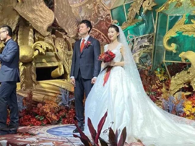 两人的婚礼也是在青岛举行的,李霄鹏与多名鲁能队友前往现场祝福两位
