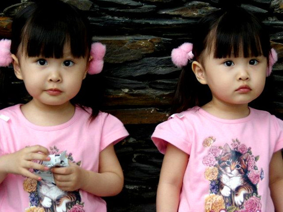 原创谢娜和张杰双胞胎女儿,长得一模一样单眼皮,网友,分不清谁是谁