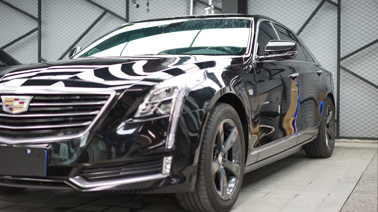 带有金属蓝莓色的凯迪拉克 才能让你在车队中脱颖而出