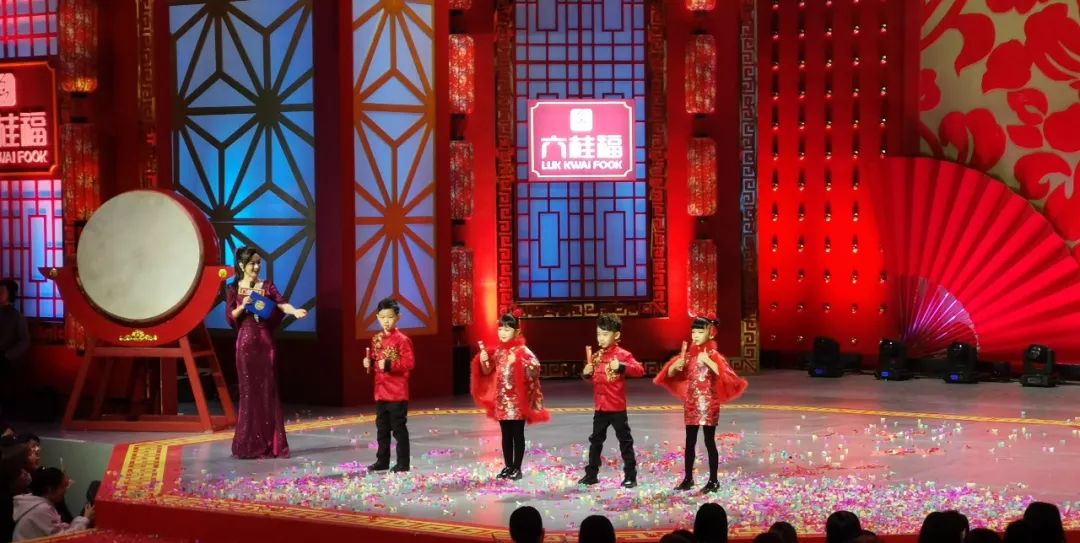 第六季组团儿上春晚由六桂福珠宝冠名播出