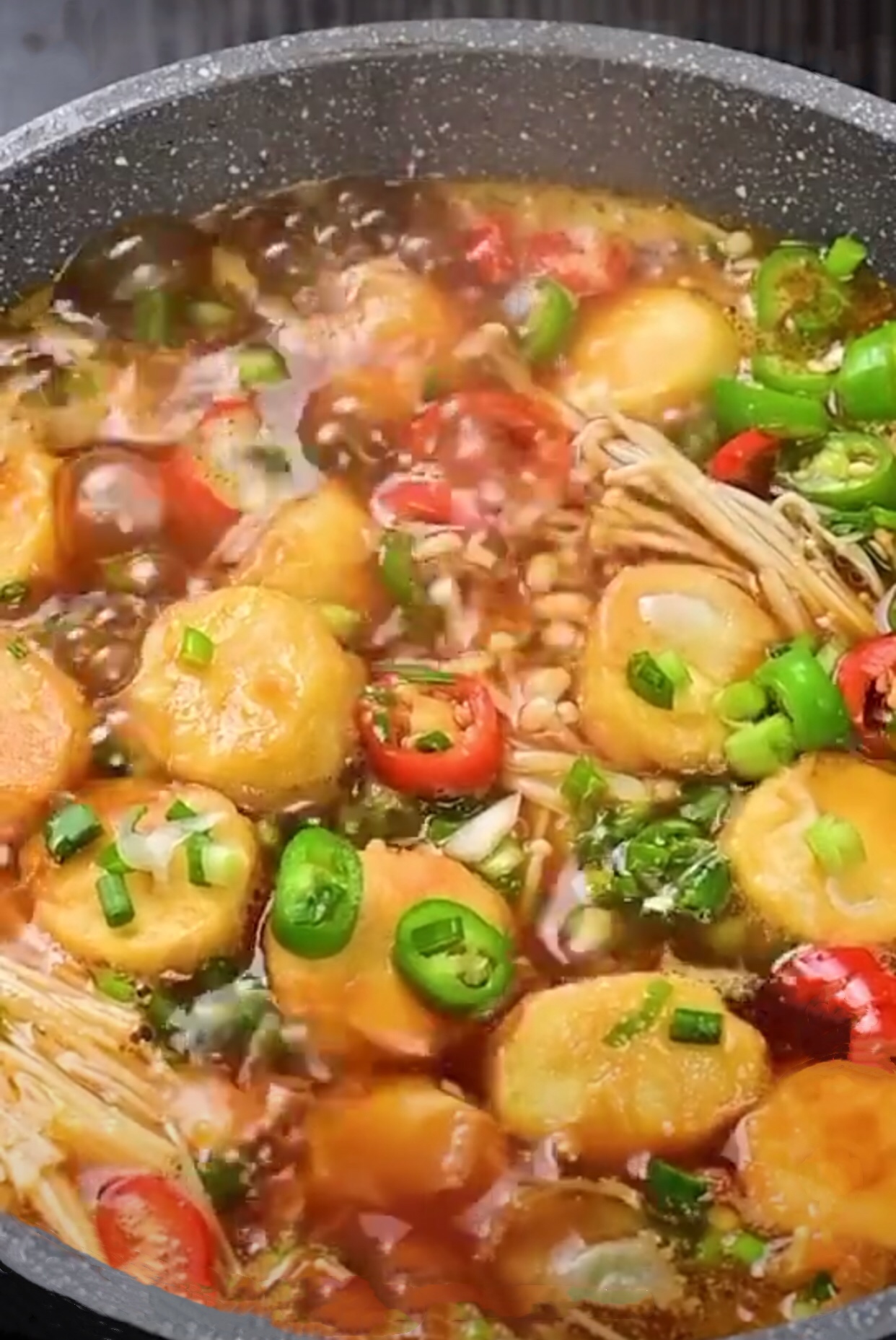 无敌下饭金针菇豆腐煲就汤汁都可以吃两碗米饭
