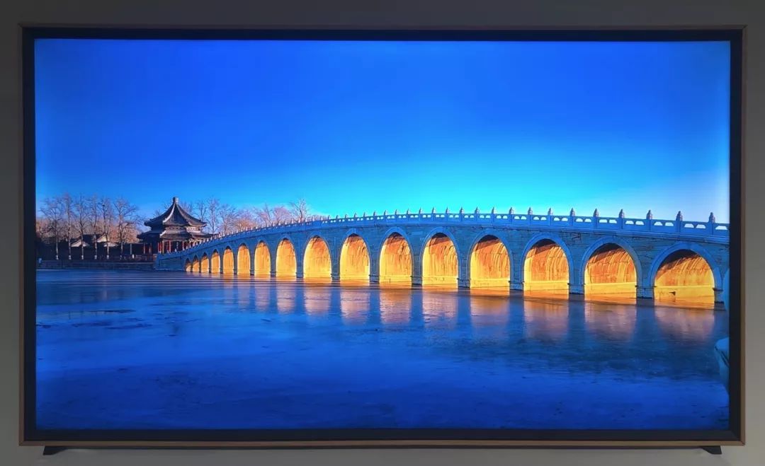 作为此次参观的重头戏,boe画屏s3系列产品,是京东方在