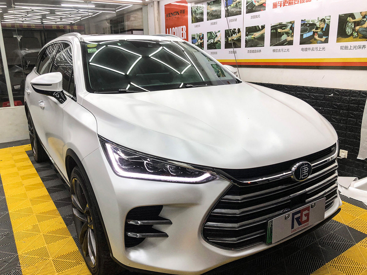 车贴膜,小编今天给大家推出的是全网最新的比亚迪唐车身改色膜电光白