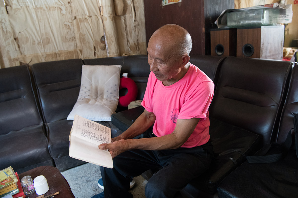 年轻时劁猪骟牛,退休后垫资修通村道,弹琴是爱好