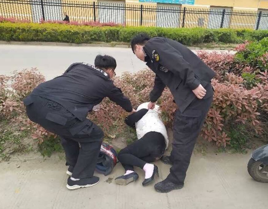 年轻交警脚臭图片