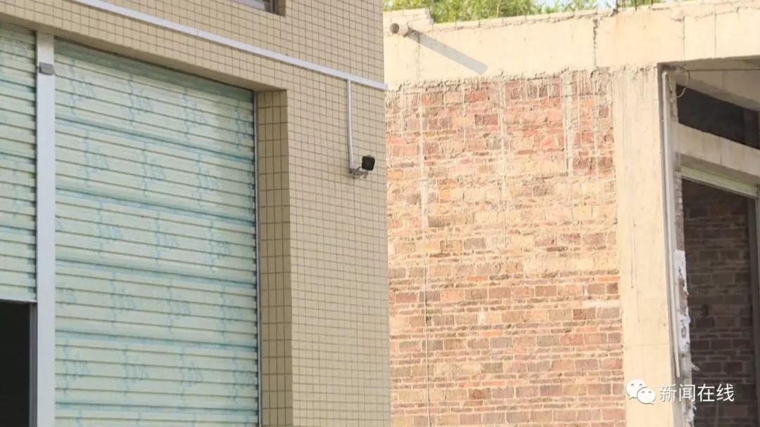 摄像头是两个月前刚装上去的,没想到却意外记录下了这起惨痛的车祸