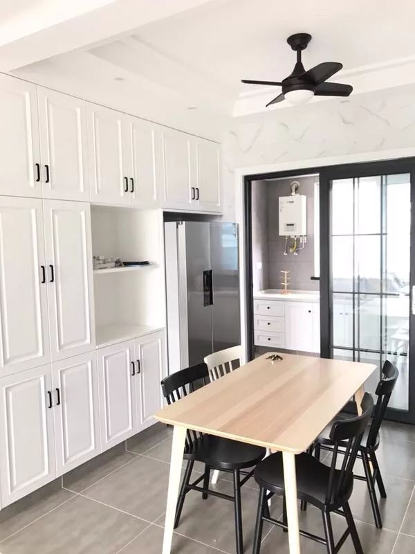 如果餐厅准备做餐边柜的位置不是承重墙,而且是大面积新装修的话,完全