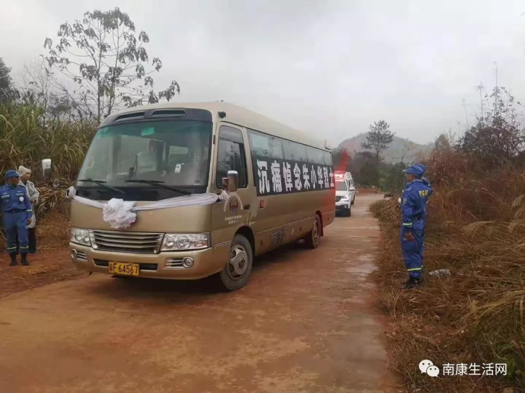 现场一片肃穆 沉痛哀悼逝去的南康英雄朱小华 南康人民迎接英雄回家