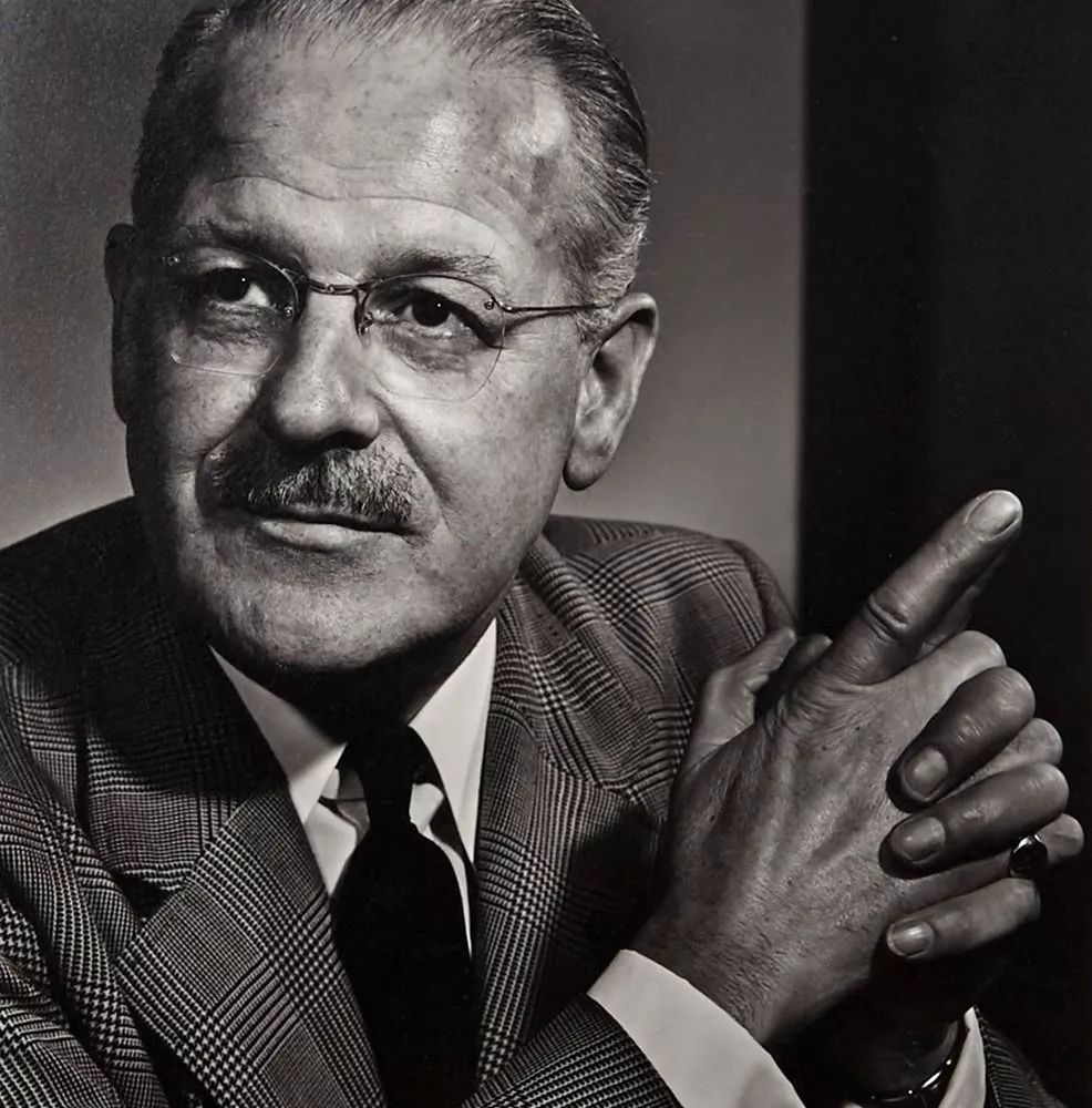 他是肖像摄影的代表人物那么多伟大的时代面孔你熟悉的经典照片都是他