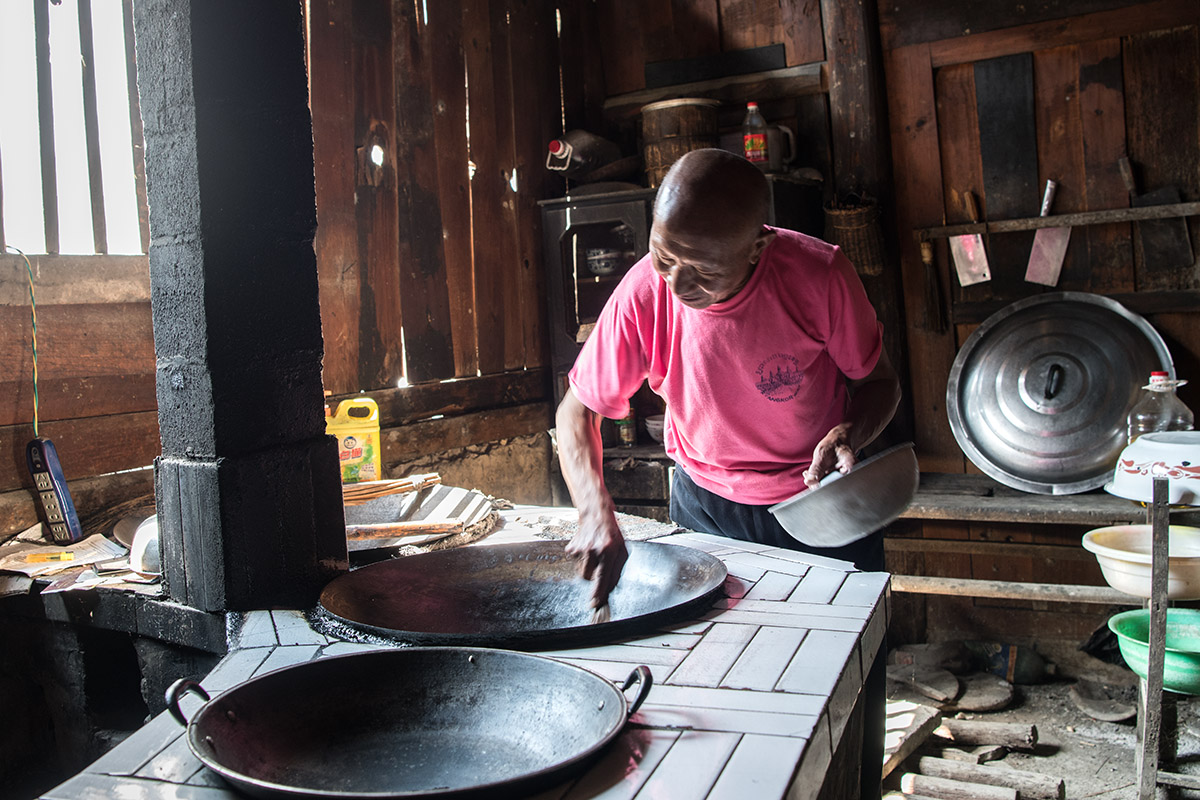 年轻时劁猪骟牛,退休后垫资修通村道,弹琴是爱好