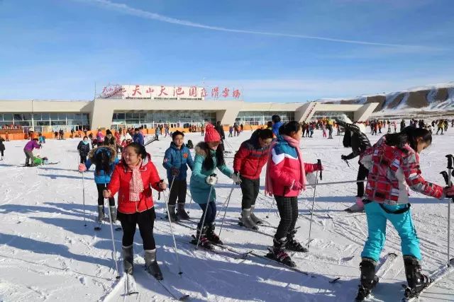 滑雪場領略水墨天山的絕美風姿遠眺博格達峰和雪嶺雲杉林海在艾文木屋