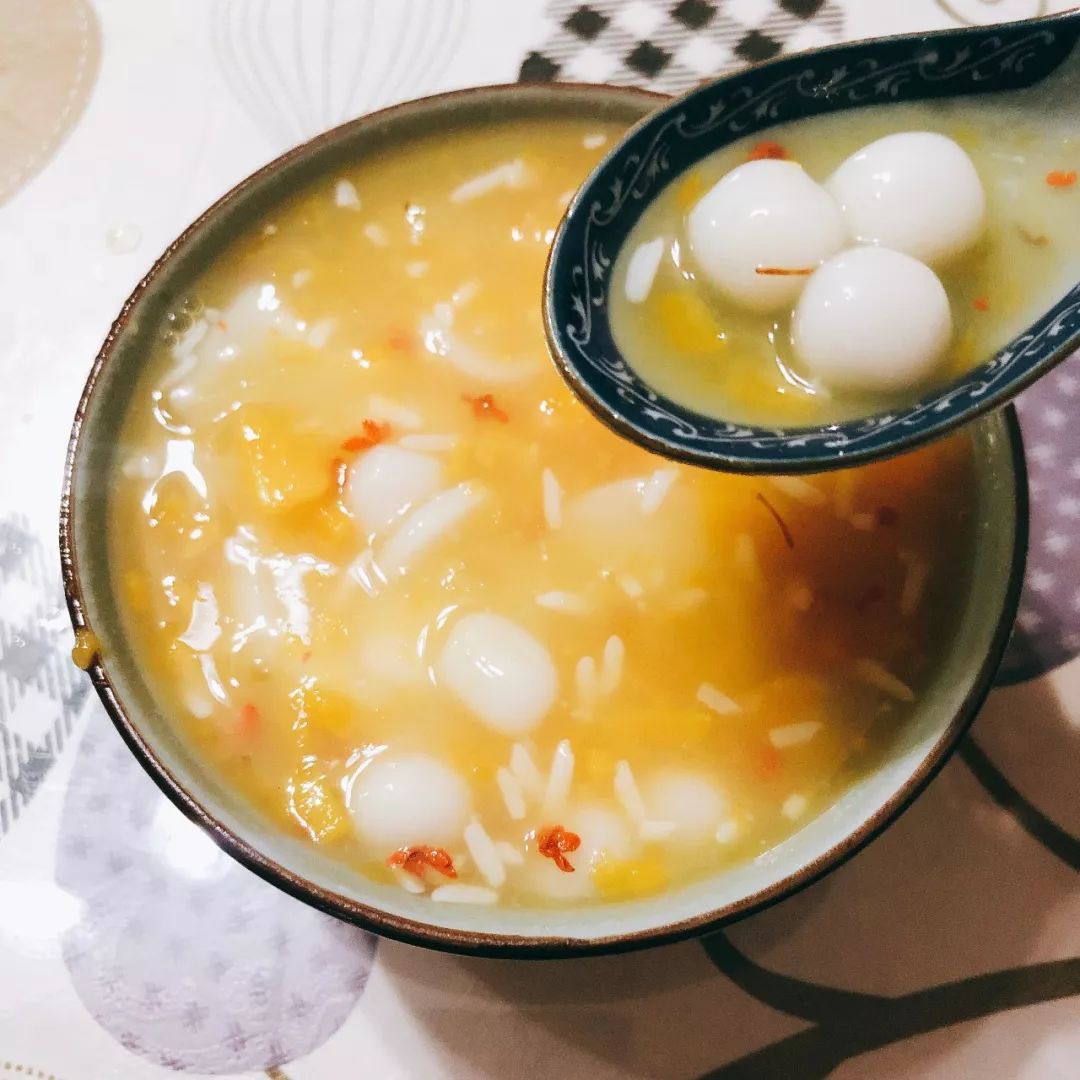 在南方部分地区的传统习俗中,番薯汤果是冬至必吃的美食之一.