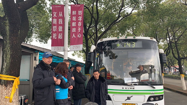 仙鹤墓园短驳班车迎来祭扫高峰