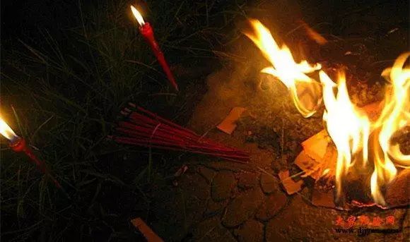 頭七由兒子辦理 燒紙錢 燒香 備牲畜菜餚奠祭三七由女兒辦理 燒紙錢