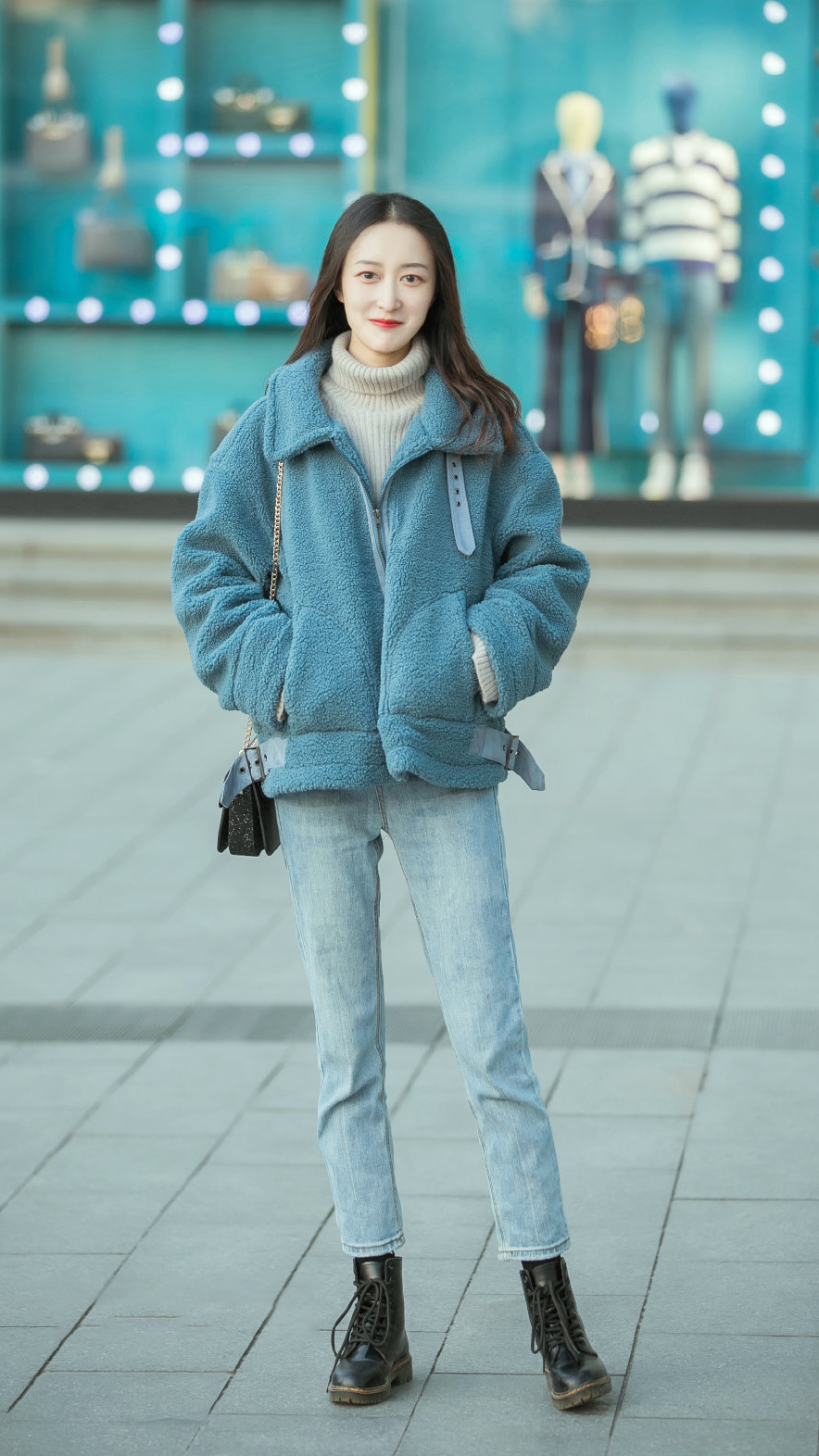 牛仔裤加马丁靴是冬季里时髦又帅气的搭配方式你get了吗