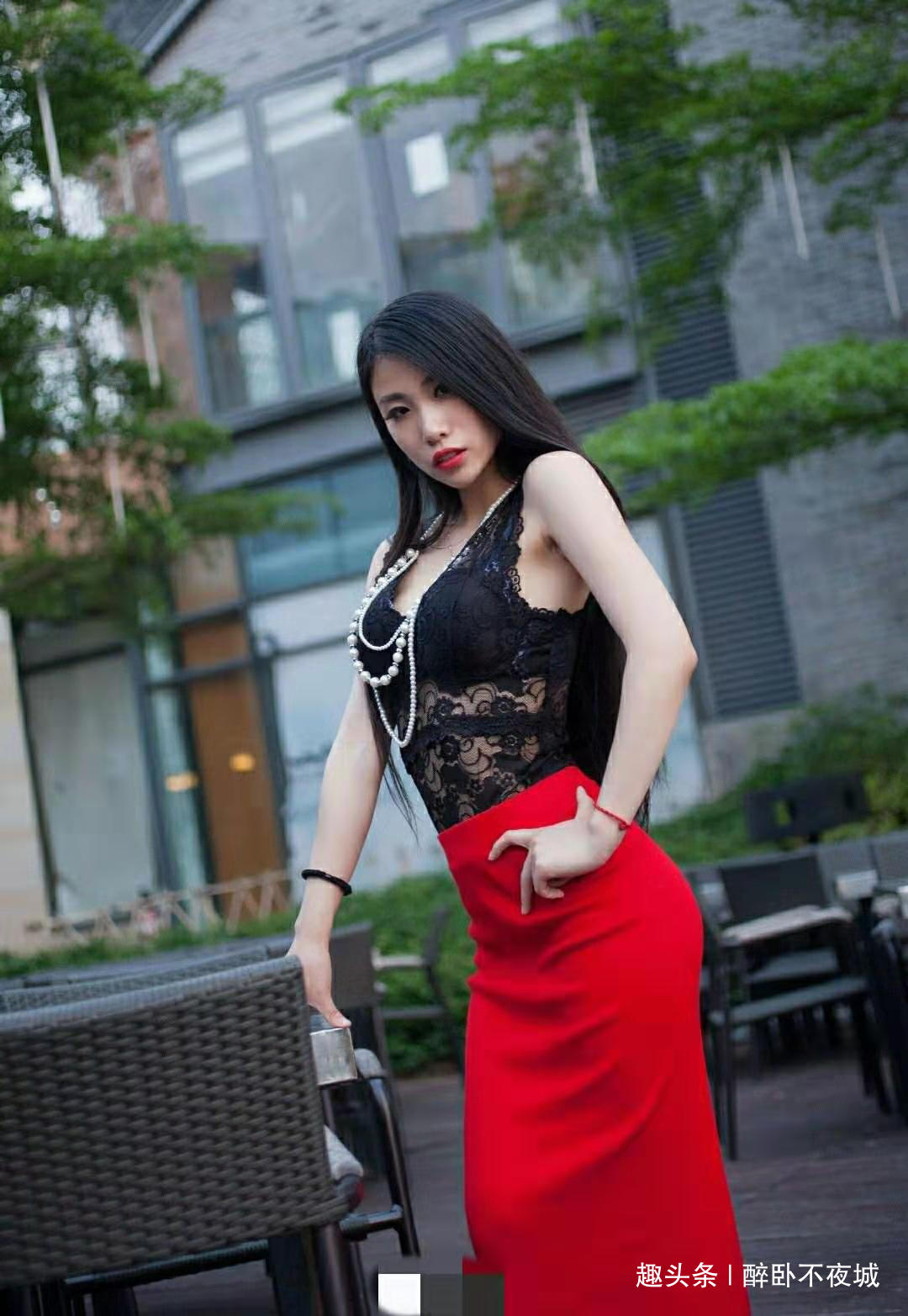 美女穿黑色蕾丝搭包臀裙彰显女人味,"曲线美"撑起女人味的关键