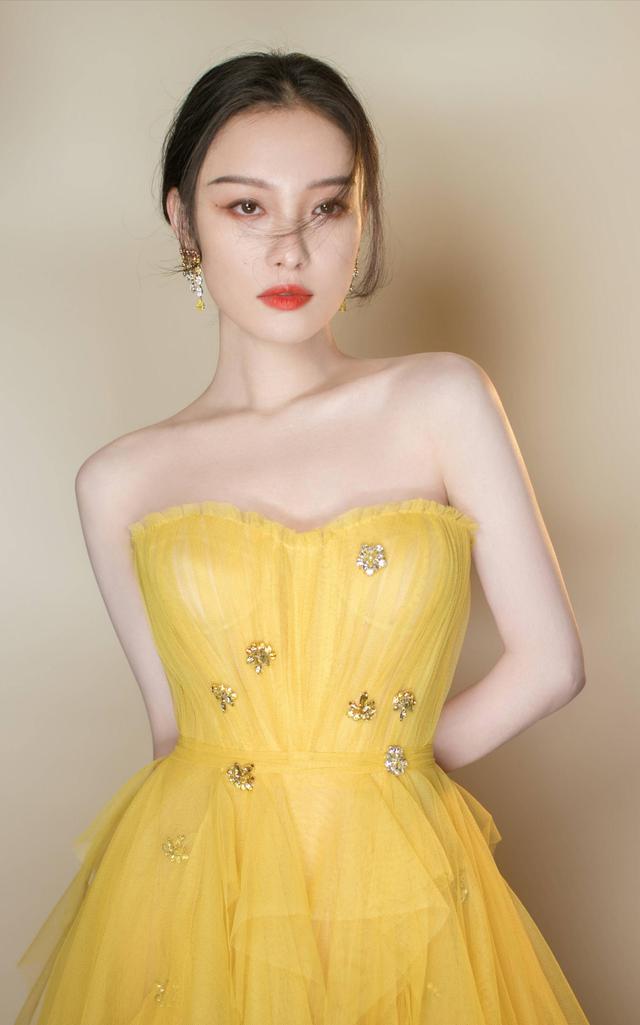 原创倪妮真胆大,深v礼裙低到肚子,文艺气质玩"欲女风",美到惊艳