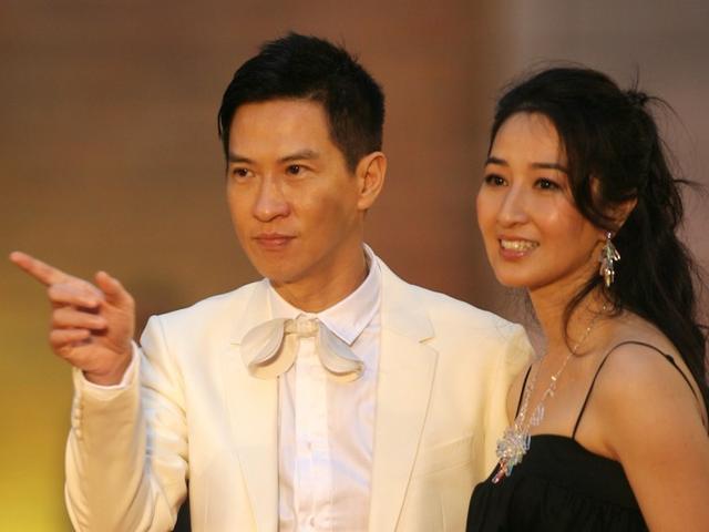 50多岁张家辉近照 妻子素颜温婉随和 女儿很漂亮 一家非常幸福