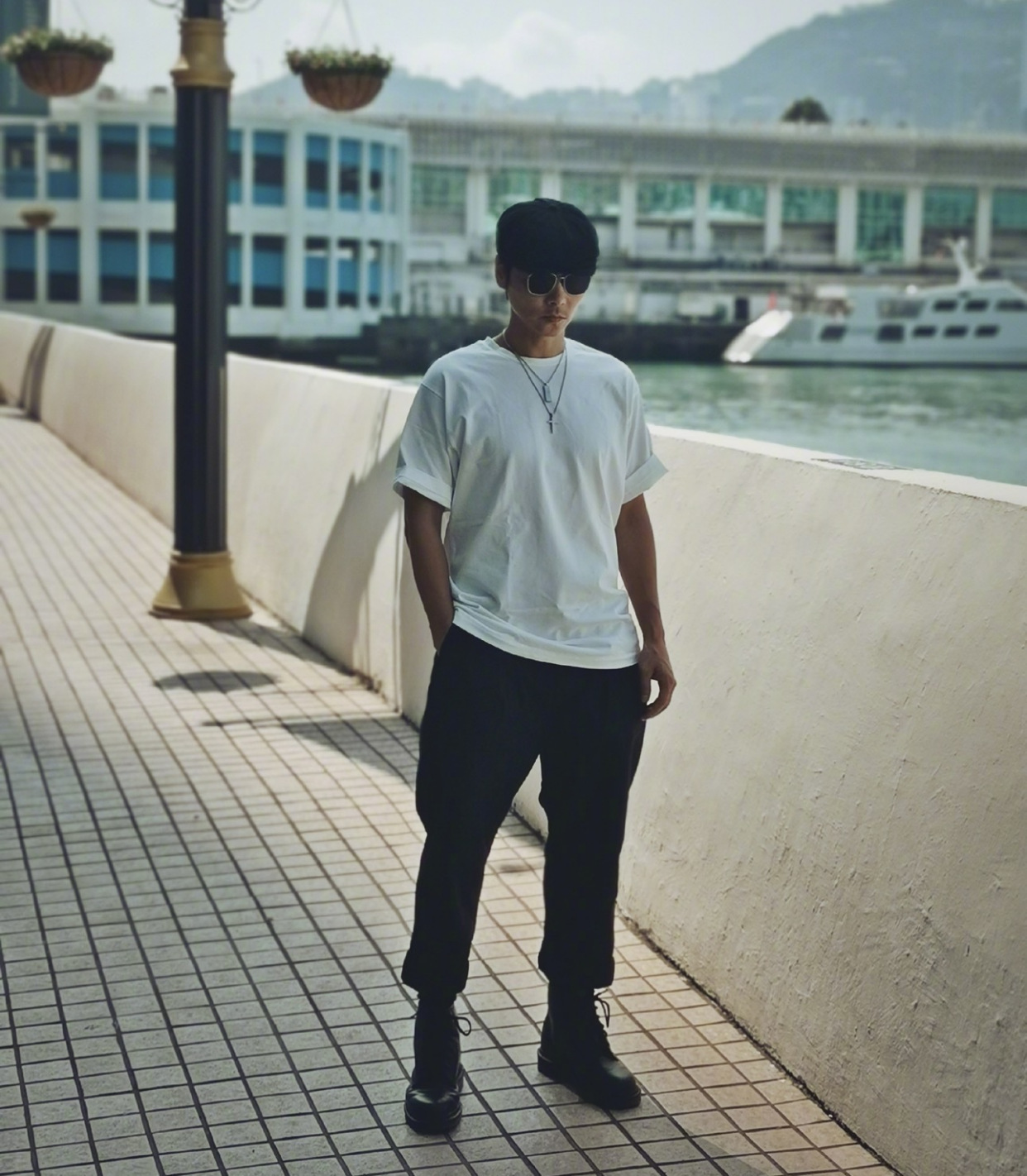 原创张晋长发胡渣看着发福不少亮紫西装成熟内敛和日常品位差太远